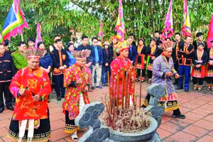 Các thầy mo thực hiện nghi lễ cúng Tổ Bàn Vương theo phong tục cổ truyền tại Miếu Bàn Vương.