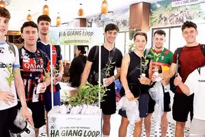 Du khách được phát một cây xanh để trồng trên hành trình khám phá Cao nguyên đá Đồng Văn.