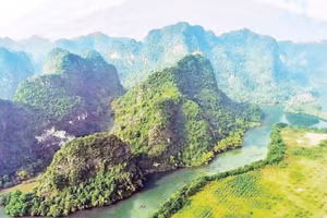 Một góc Quần thể danh thắng Tràng An nhìn từ trên cao.