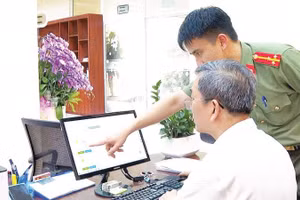Cán bộ phòng Quản lý xuất nhập cảnh Công an tỉnh Hưng Yên hướng dẫn nhân viên tại doanh nghiệp, cơ sở lưu trú, trung tâm sử dụng phần mềm khai báo mới của Bộ Công an.
