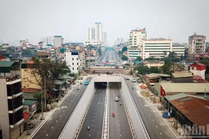 Toàn cảnh hầm chui nút giao Kim Đồng-Giải Phóng nhìn từ trên cao. Công trình trị giá 778 tỷ đồng đã thông xe kỹ thuật, các làn xe lưu thông thông suốt, một số hạng mục phụ trợ vẫn đang được hoàn thiện.