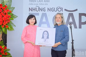 Tác giả Vũ Anh Tuấn gửi tặng toàn bộ tác phẩm đến Bảo tàng Phụ nữ Việt Nam.