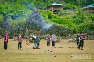 Trẻ em ở Hang Táu, xã Mộc Châu, tỉnh Sơn La. (Ảnh BẢO LONG)