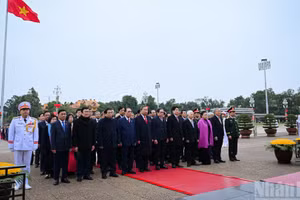 Tổng Bí thư Tô Lâm, Chủ Tịch nước Lương Cường, Thủ tướng Phạm Minh Chính, Chủ tịch Quốc hội Trần Thanh Mẫn, Thường trực Ban Bí thư Trần Cẩm Tú cùng các đồng chí lãnh đạo, nguyên lãnh đạo Đảng, Nhà nước và các đại biểu Quốc hội thành kính tưởng nhớ công lao to lớn của Chủ tịch Hồ Chí Minh