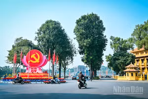Thủ đô Hà Nội được trang hoàng rực rỡ đón chào sự kiện chính trị đặc biệt quan trọng của đất nước. (Ảnh BẢO LONG)