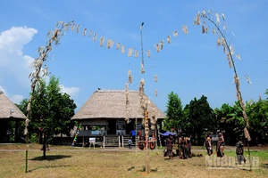 Cây nêu bên mái nhà Gươi, biểu tượng văn hóa của người Cơ Tu. (Ảnh: Thế Dương)