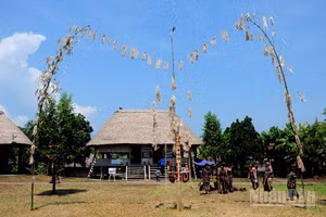 Cây nêu bên mái nhà Gươi, biểu tượng văn hóa của người Cơ Tu. (Ảnh: Thế Dương)