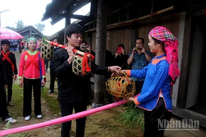 Nghi thức trao lễ vật nhà trai cho nhà gái trong lễ cưới người Giáy.