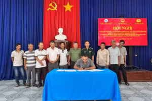 Ngư dân ký cam kết tham gia Phong trào "Toàn dân tham gia bảo vệ chủ quyền lãnh thổ, an ninh biên giới quốc gia trong tình hình mới" theo Chỉ thị số 01 của Thủ tướng Chính phủ. (Ảnh: Thùy Dung)