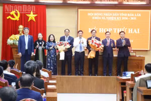 Các đồng chí lãnh đạo Tỉnh ủy, Hội đồng nhân dân, Ủy ban nhân dân, Ủy ban Mặt trận Tổ quốc Việt Nam tỉnh Đắk Lắk tặng hoa chúc mừng đồng chí Y Nhuân Byă và đồng chí Hồ Quang Đệ.