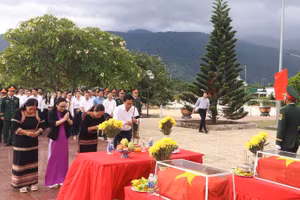 Các đồng chí lãnh đạo Đảng ủy, Hội đồng nhân dân, Ủy ban nhân dân, Ủy ban Mặt trận Tổ quốc Việt Nam xã Krông Bông dâng hương tưởng niệm các Anh hùng liệt sĩ.