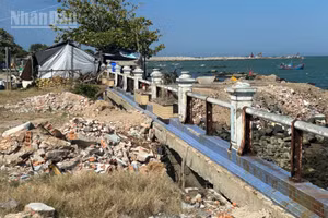 Người dân tự ý đổ xà bần ra biển tại khu vực bờ kè Bạch Đằng, phường Tuy Hòa, tỉnh Đắk Lắk, gây mất mỹ quan, ô nhiễm môi trường và ảnh hưởng hình ảnh du lịch địa phương.