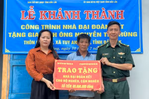 Đại diện Ban Chỉ huy Bộ đội Biên phòng tỉnh Đắk Lắk và các đơn vị trao biểu trưng tặng nhà Đại đoàn kết cho gia đình ông Nguyễn Tấn Hùng.