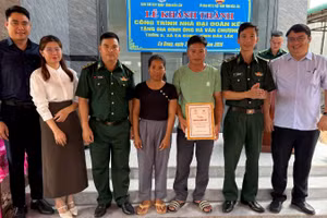 Thiếu tá Nguyễn Bảo Lân, Phó Chủ nhiệm Chính trị, Ban Chỉ huy Bộ đội Biên phòng tỉnh Đắk Lắk cùng đại diện chính quyền địa phương, Đồn Biên phòng Yok M’bre trao tặng nhà đại đoàn kết cho gia đình ông Hà Văn Chương.