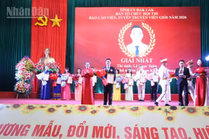 Phó Bí thư Tỉnh ủy Đắk Lắk Huỳnh Thị Chiến Hòa trao giải Nhất cho thí sinh Lê Ngọc Tuân, Chủ nhiệm Ủy ban Kiểm tra Đảng ủy xã Ea Hiao. 