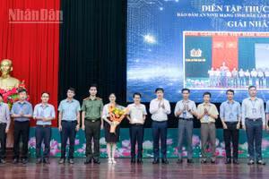 Bí thư Tỉnh ủy Đắk Lắk Lương Nguyễn Minh Triết trao giải Nhất diễn tập cho Đội Gành Đá Đĩa.