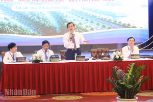 Phó Giáo sư, Tiến sĩ Đoàn Minh Huấn, Ủy viên Bộ Chính trị, Giám đốc Học viện Chính trị quốc gia Hồ Chí Minh và các đồng chí chủ trì hội thảo.