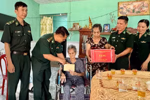 Đoàn công tác tặng quà Mẹ Việt Nam Anh hùng Nguyễn Thị Xuân.