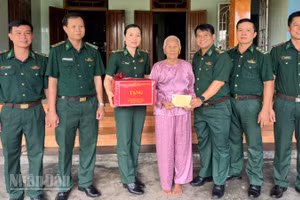 Đoàn công tác Ban Chỉ huy Bộ đội Biên phòng tỉnh Đắk Lắk thăm, tặng quà Mẹ Việt Nam Anh hùng Lê Thị Tha tại xã Ô Loan.