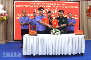 Đại diện Viện kiểm sát Quân đoàn 34 và Viện kiểm sát nhân dân tỉnh Đắk Lắk ký kết quy chế phối hợp.