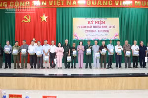 Phó Chủ tịch Quốc hội Nguyễn Thị Thanh và đồng chí Cao Thị Hòa An, Ủy viên Trung ương Đảng, Phó Bí thư Thường trực Tỉnh ủy, Chủ tịch Hội đồng nhân dân tỉnh Đắk Lắk trao tặng các suất quà tri ân cho các cán bộ tiền khởi nghĩa, các thương binh, bệnh binh, thân nhân liệt sĩ và người có công với cách mạng trên địa bàn các xã Ea Wer, Ea Nuôl và xã Buôn Đôn.