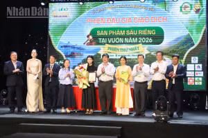 Phó Chủ tịch Ủy ban nhân dân tỉnh Đắk Lắk Nguyễn Thiên Văn và lãnh đạo các sở, ban, ngành của tỉnh cùng xã Krông Pắc tặng hoa chúc mừng lãnh đạo Công ty trách nhiệm hữu hạn xuất nhập khẩu nông nghiệp Nguyên Thuận và đại diện các hộ dân.