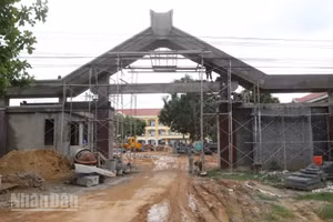 Cổng Trường phổ thông nội trú liên cấp tiểu học và trung học cơ sở xã biên giới Ia Lốp đang trong quá trình hoàn thiện.