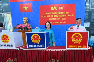 Ông Đinh Hoàng Hà và vợ Nguyễn Ngọc Minh (kiều bào Singapore) tham gia bỏ phiếu bầu cử tại điểm bầu cử phường Chợ Lớn, Thành phố Hồ Chí Minh.