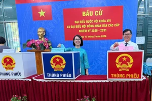 Ông Đinh Hoàng Hà và vợ Nguyễn Ngọc Minh (kiều bào Singapore) tham gia bỏ phiếu bầu cử tại điểm bầu cử phường Chợ Lớn, Thành phố Hồ Chí Minh.