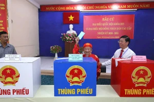 Nhà nghiên cứu Nguyễn Đình Tư (106 tuổi) trực tiếp bỏ phiếu bầu cử tại khu vực bỏ phiếu số 11 (phường Bình Thạnh, Thành phố Hồ Chí Minh).