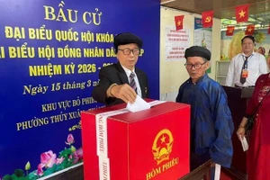 Cử tri người cao tuổi tại thành phố Huế tham gia bỏ phiếu trong ngày bầu cử (15/3/2026).