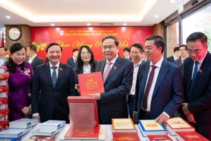 Chủ tịch Quốc hội Trần Thanh Mẫn và các đại biểu thăm gian trưng bày các ấn phẩm của Nhà xuất bản Chính trị quốc gia Sự thật nhân Lễ giới thiệu bộ sách luật được thông qua tại Kỳ họp thứ 10, Quốc hội khóa XV tổ chức tại Nhà xuất bản, ngày 24/2/2026.