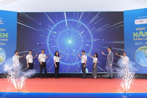 Các đại biểu thực hiện nghi thức phát động hưởng ứng chiến dịch Giờ Trái đất, cao điểm hè về sử dụng năng lượng tiết kiệm và hiệu quả năm 2026 trên địa bàn thành phố Hà Nội.