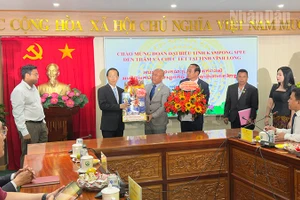 Đoàn đại biểu Kampong Speu trao quà chúc mừng Tết cổ truyền.