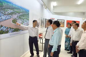 Chủ tịch Ủy ban nhân dân tỉnh Vĩnh Long Trần Trí Quang tham quan nhà trưng bày Chi bộ Đảng đầu tiên ở Vĩnh Long.