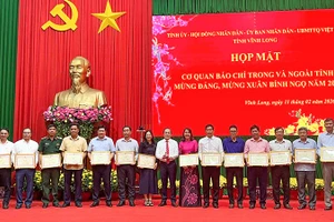 Khen thưởng cho các tập thể và cá nhân xuất sắc tiêu biểu. 