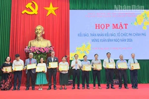 Trao Bằng khen cho các tổ chức phi chính phủ và kiều bào. 