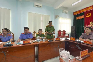 Công an Vĩnh Long thông tin tại cuộc họp báo.