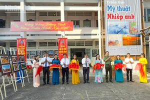 Lễ cắt băng khai mạc triển lãm nghệ thuật. 