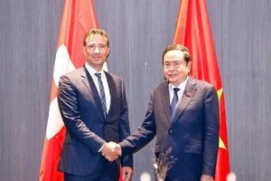 Chủ tịch Quốc hội Trần Thanh Mẫn hội kiến Chủ tịch Thượng viện Thụy Sĩ Andrea Caroni. (Ảnh TTXVN)