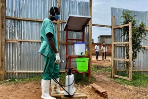 Nhân viên y tế đang khử trùng một trung tâm điều trị Ebola tại địa phương ở tỉnh Bắc Kivu, đông bắc Cộng hòa Dân chủ Congo. (Ảnh: Tân Hoa xã)