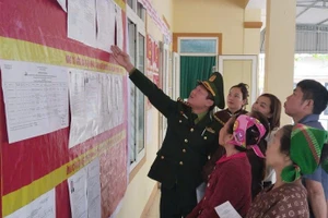 Các cử tri tìm hiểu các ứng cử viên.