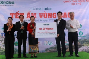 Tại Chương trình "Tết ấm vùng cao", Báo Sức khỏe & Đời Sống trao tặng quà cho bà con xã Yên Hòa với tổng trị giá khoảng 1,6 tỷ đồng.