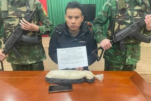 Đồn Biên phòng Quỳnh Thuận và Phòng nghiệp vụ bắt đối tượng mua bán vận chuyển thuốc nổ.