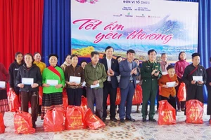 Phó Tổng Biên tập Tạp chí Cộng sản Nguyễn Ngọc Hà, và Thiếu tướng , Phó Chính ủy Bộ đội Biên phòng, Vũ Quốc Quân tặng quà cho đồng bào nghèo xã Môn Sơn.