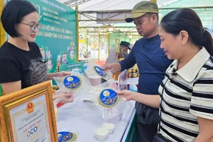 Chị Trần Thị Hậu đang giới thiệu sản phẩm chả dam OCOP cho khách hàng.