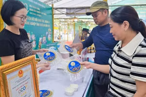 Chị Trần Thị Hậu đang giới thiệu sản phẩm chả dam OCOP cho khách hàng.