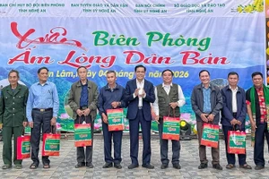 Trao quà Tết tặng các gia đình chính sách ở xã Sơn Lâm.