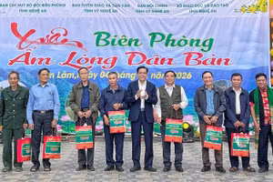 Trao quà Tết tặng các gia đình chính sách ở xã Sơn Lâm.