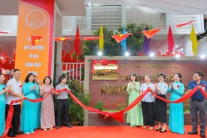 Gắn biển công trình chào mừng kỷ niệm 80 năm Cách mạng tháng Tám và Quốc khánh 2/9. (Ảnh: PV)